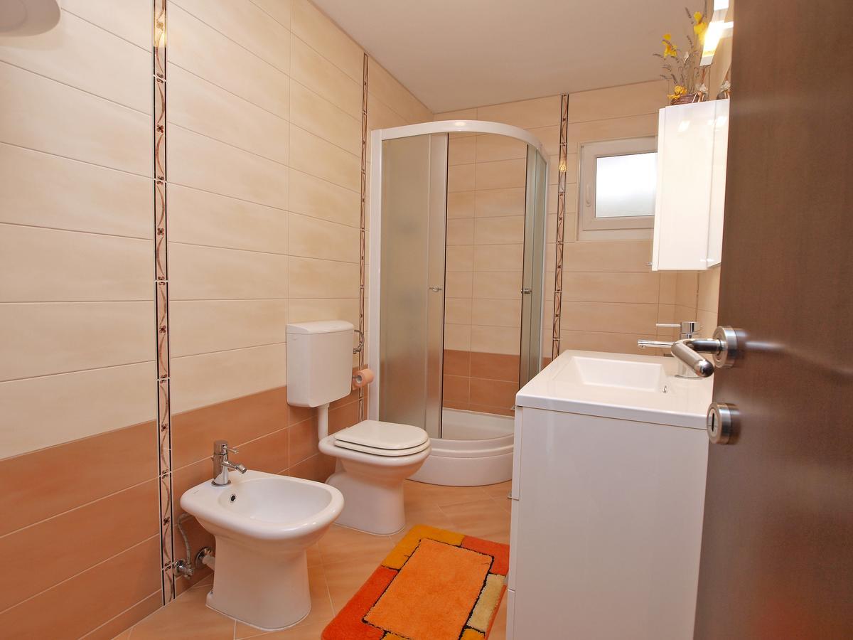 Apartments Milan 1048 Rovinj Exterior photo